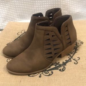 Soda booties size 8. Excellent condition.